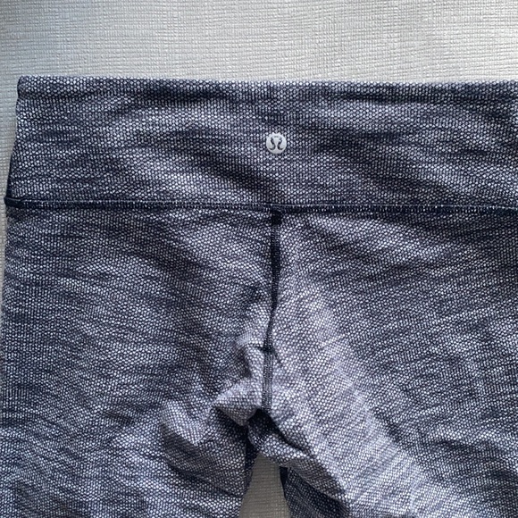 Lululemon Heathered grey Legging size 6, tight fit - low rise - Picture 4 of 6